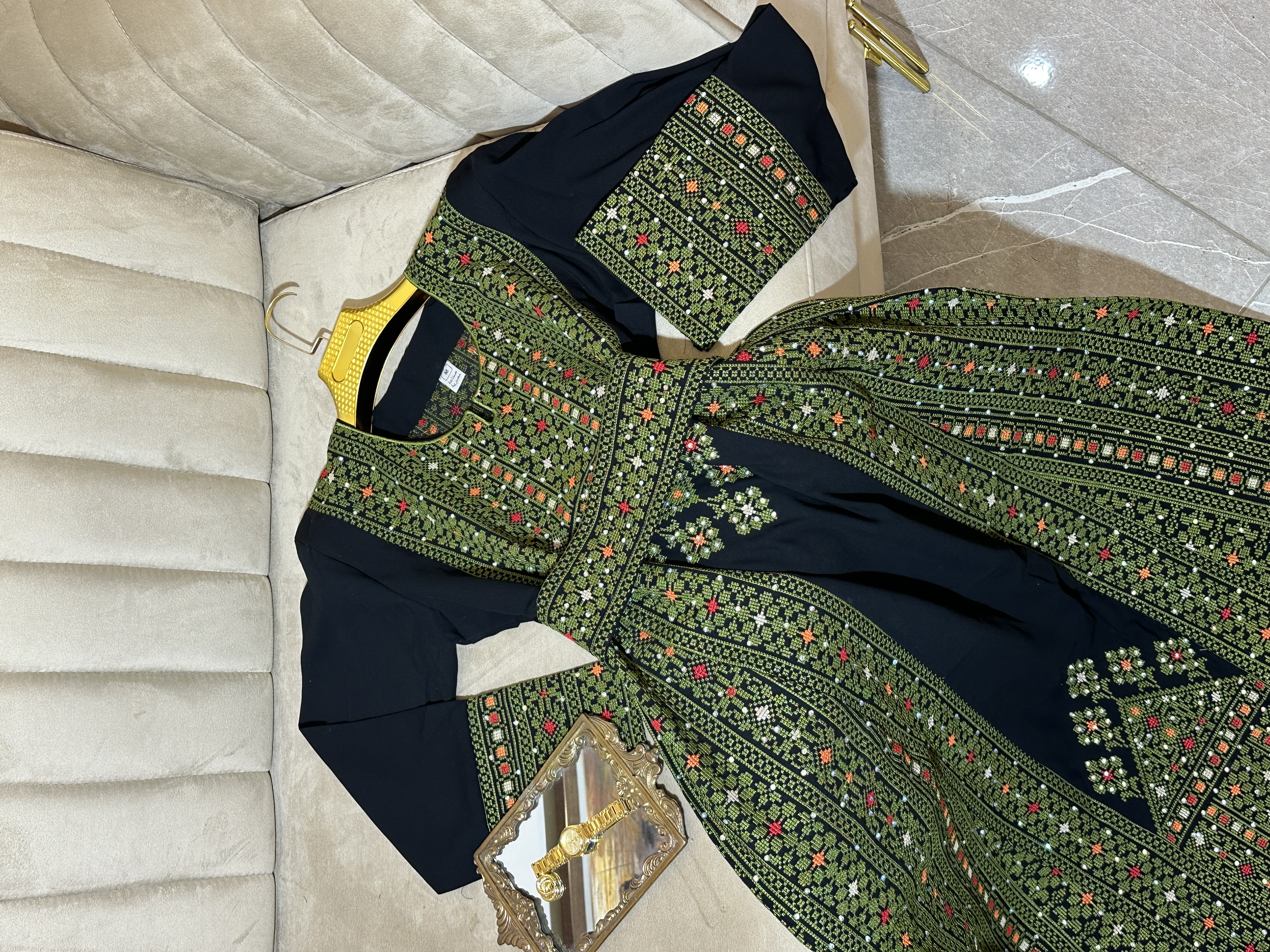 ثوب أصالة بالطرز الأخضز