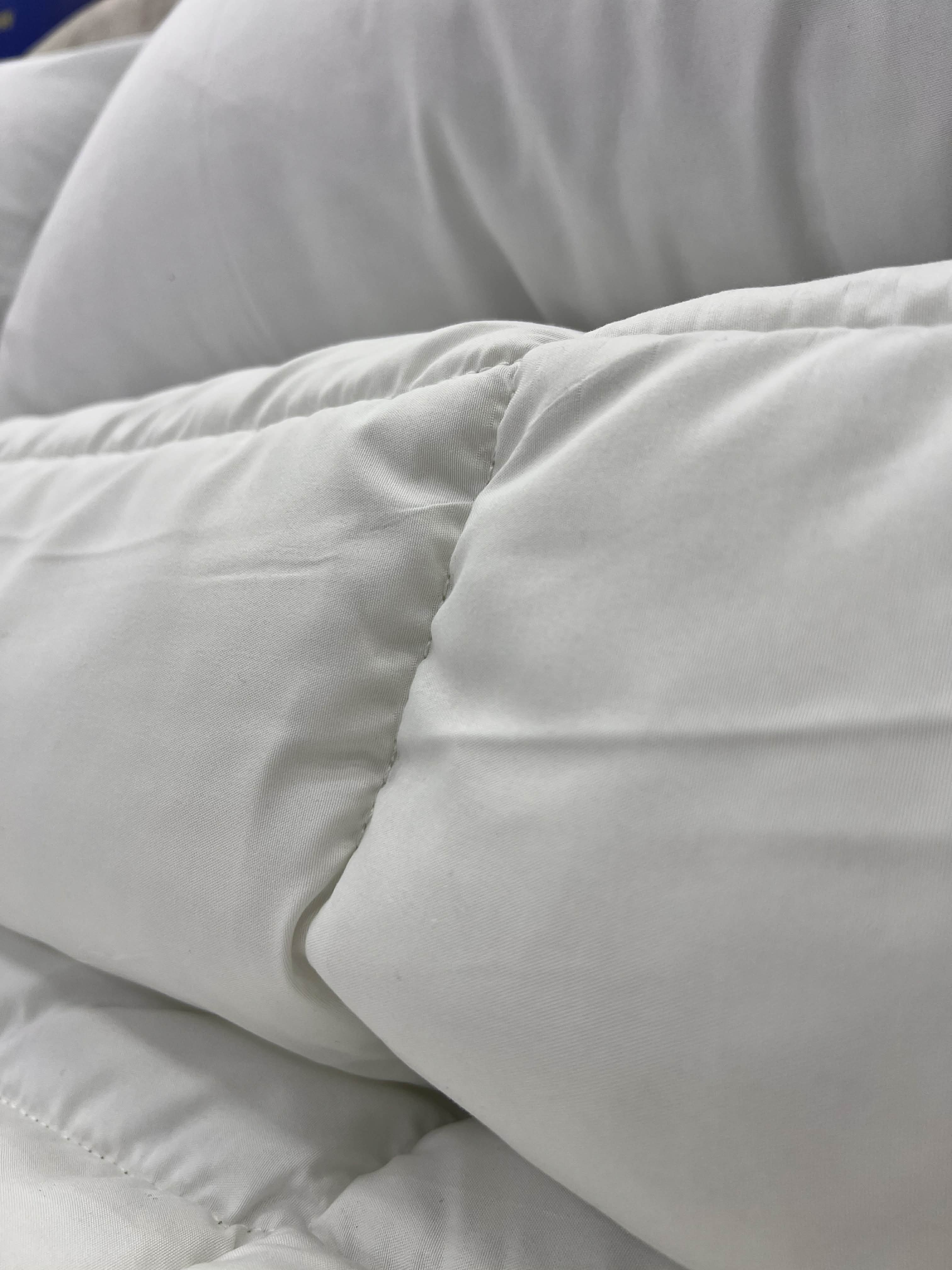 couette blanche deux places  ( TEXTILA) , dimension 240/260 CM + زوج مخدات أورطوبيديك مجاناً