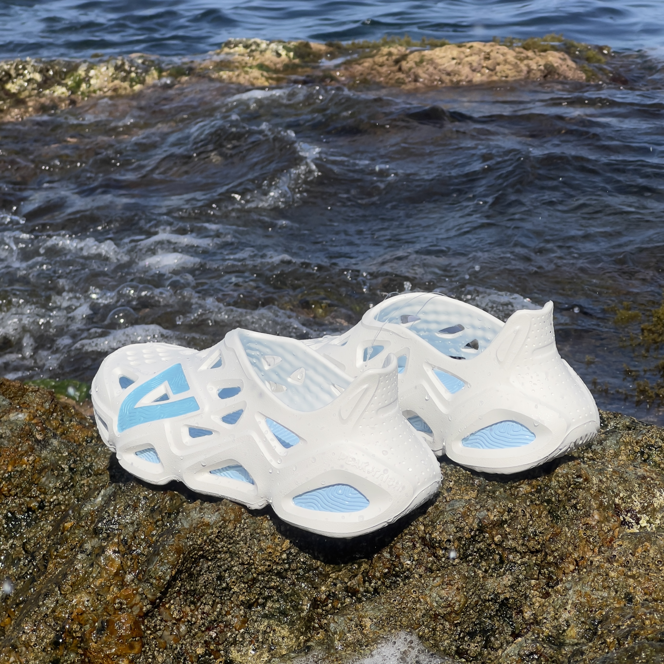 PEAK CROCS WHITE ICE BLIE