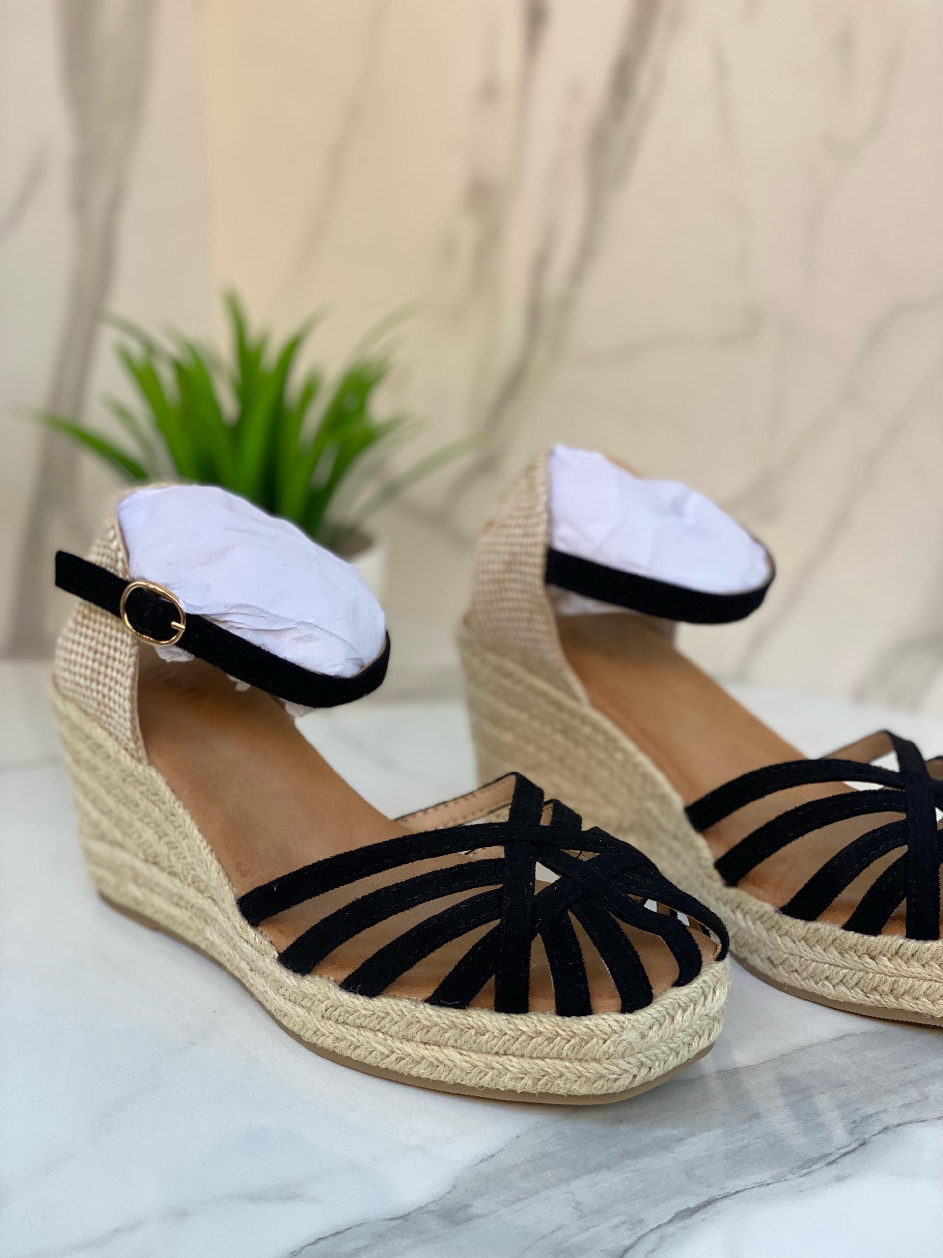 Sandales compensées en cuir noir – Modèle Élégance Noire