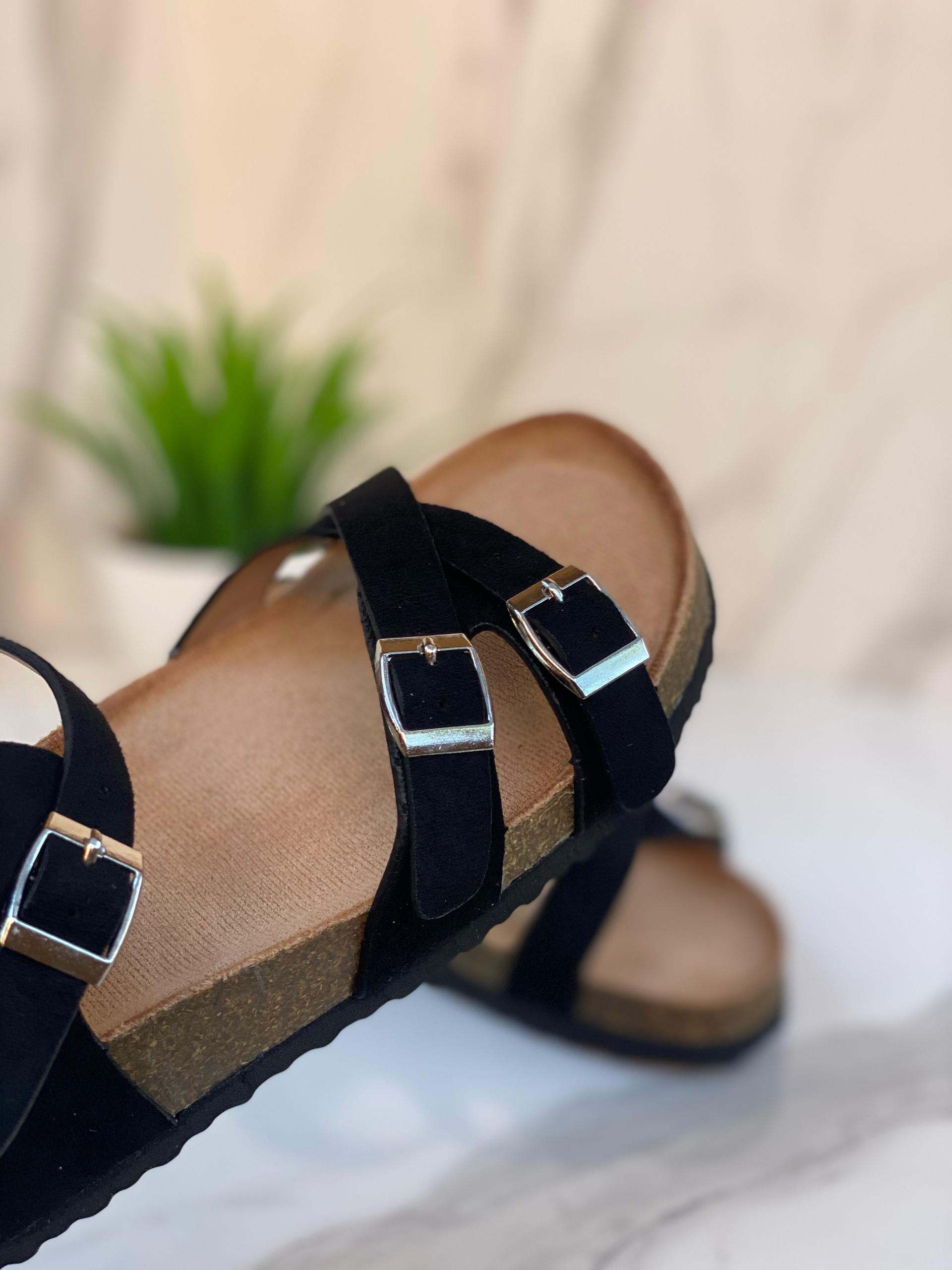Sandales Noires Femme à Brides Multiples et Boucles Métalliques