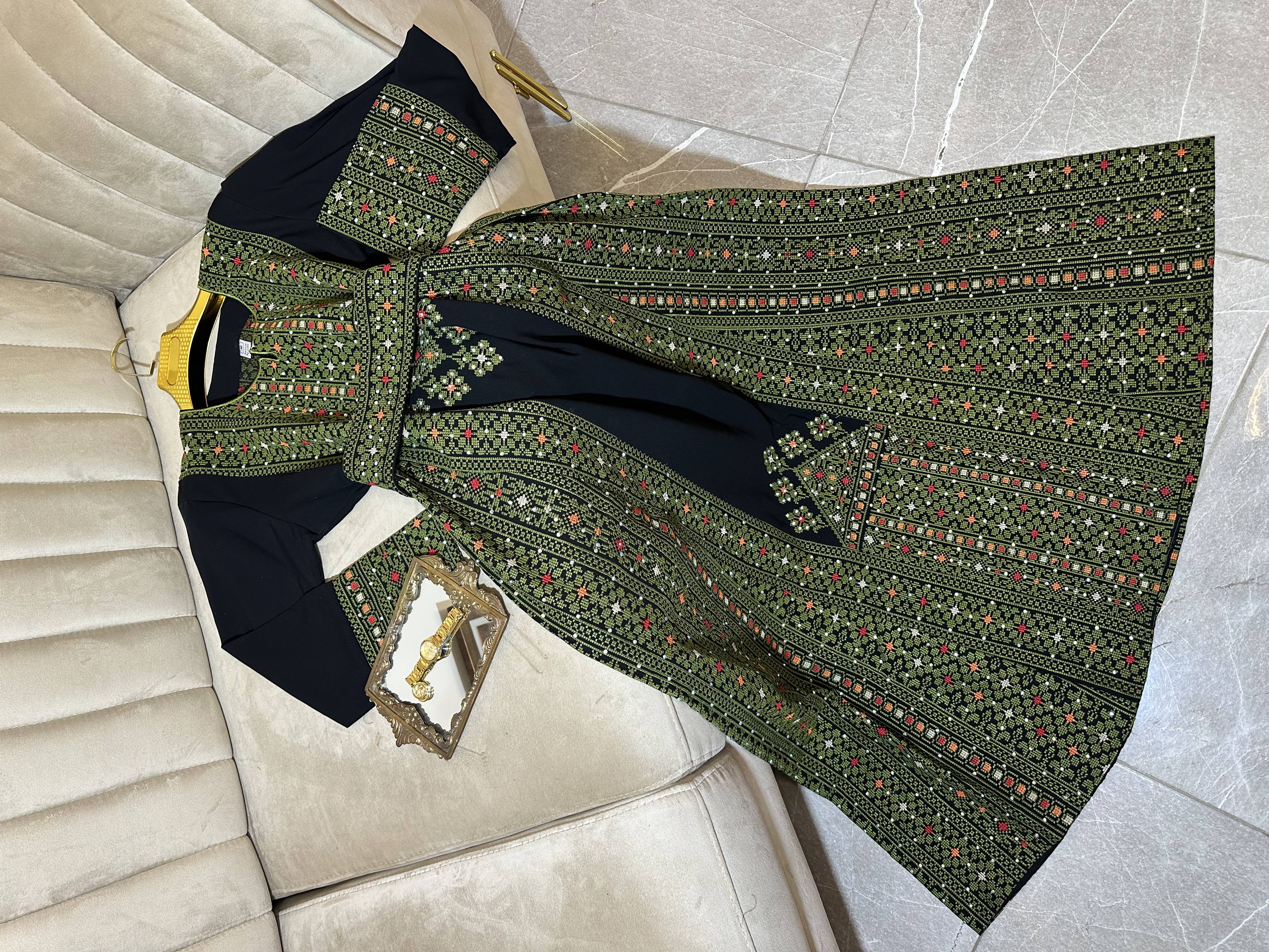 ثوب أصالة بالطرز الأخضز