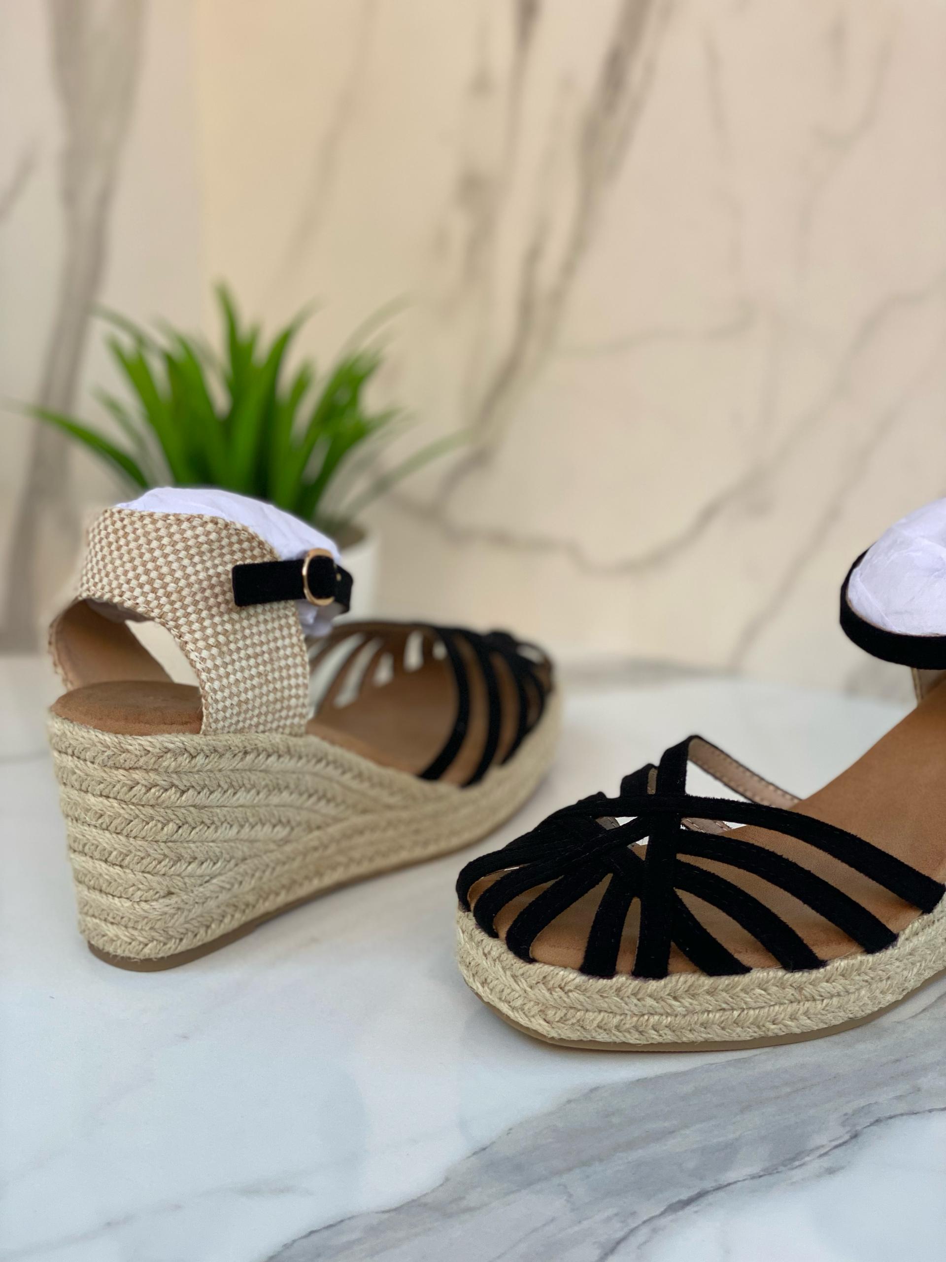 Sandales compensées en cuir noir – Modèle Élégance Noire