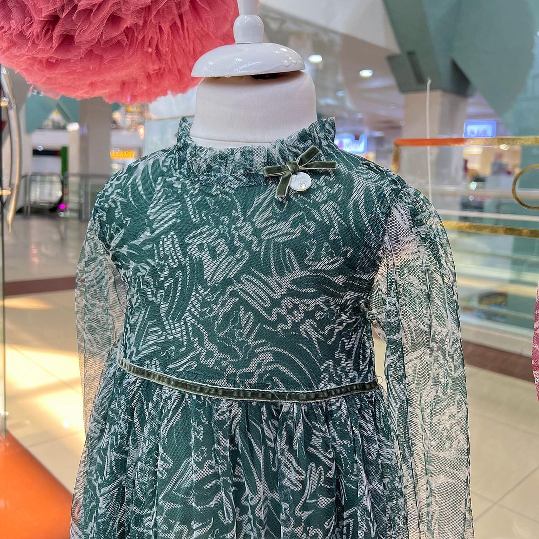 ROBE VERTE AVEC BARRETTE 