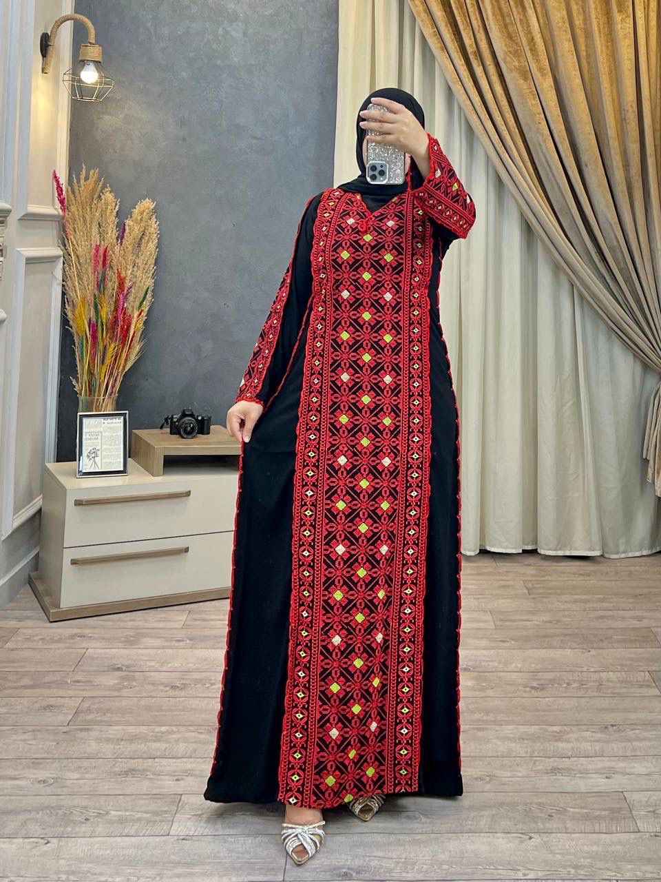 ثوب العِز بالطرز الأحمر