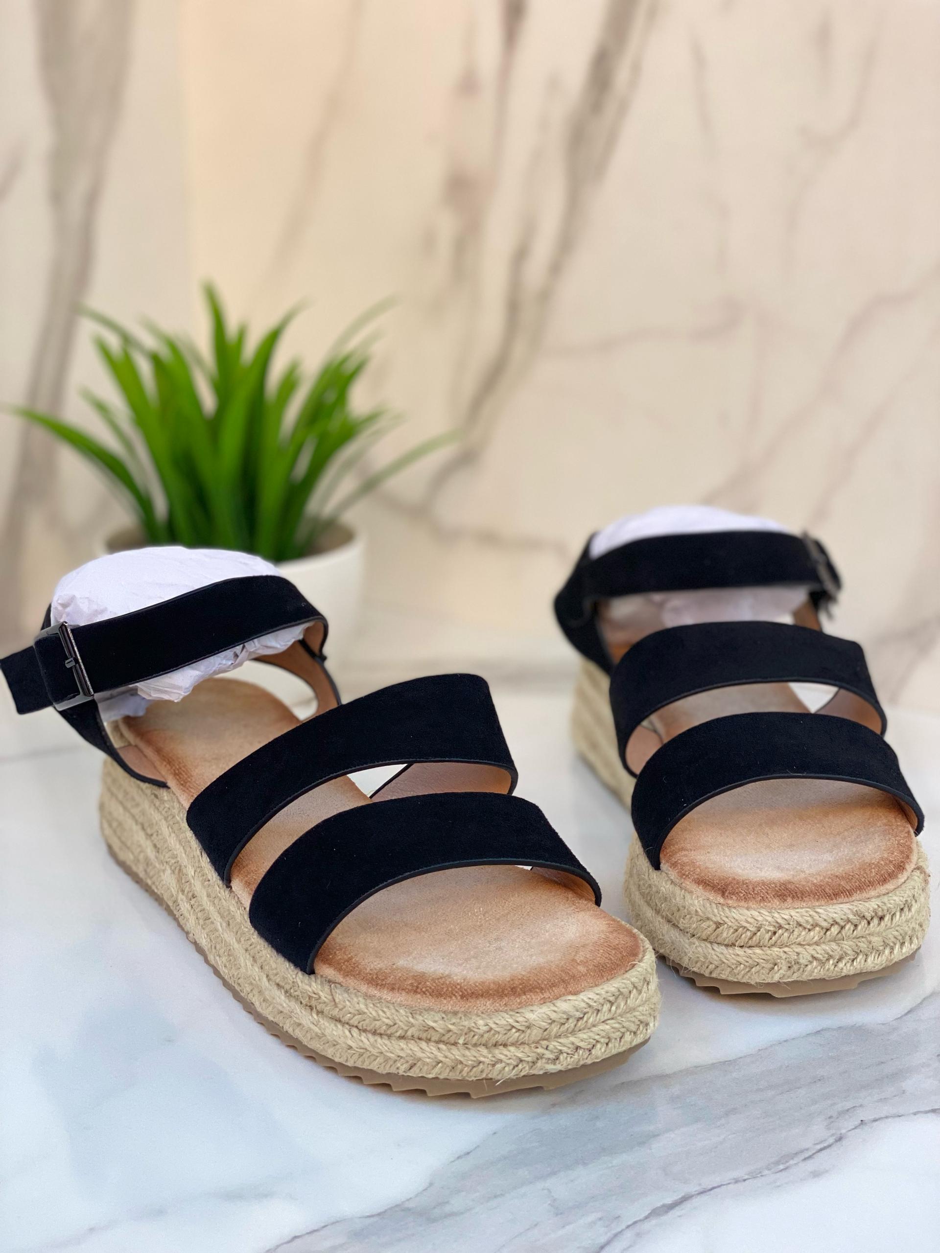 Sandales Compensées Noires à Brides Larges et Semelle Espadrille