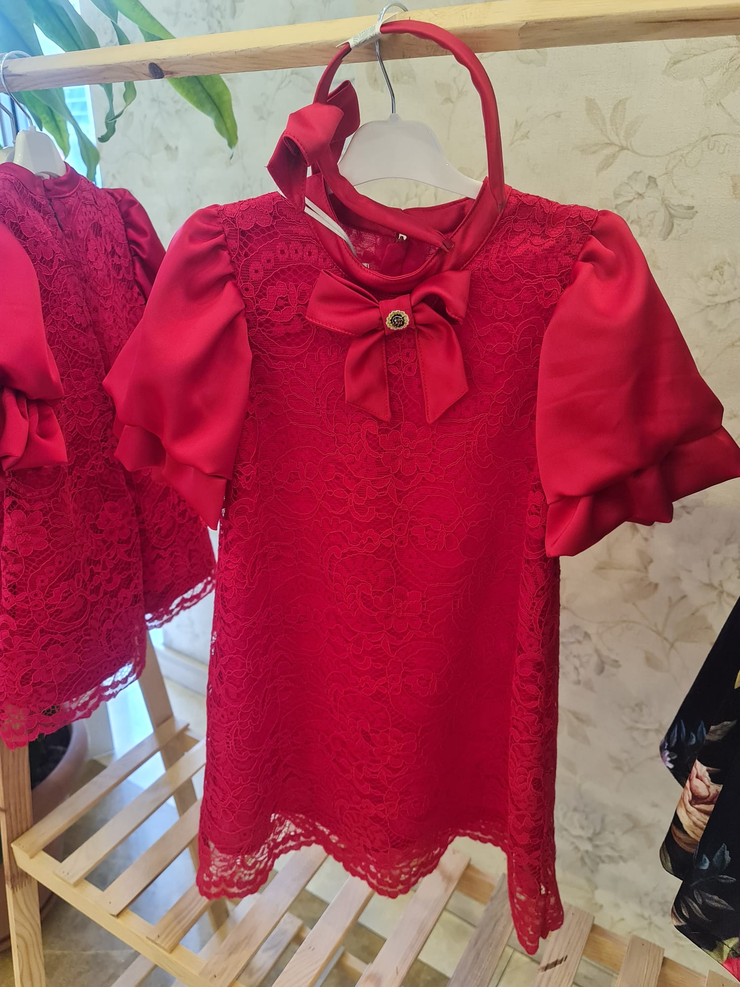 ROBE ROUGE DENTELLE GUIPURE AVEC SERRE-TETE