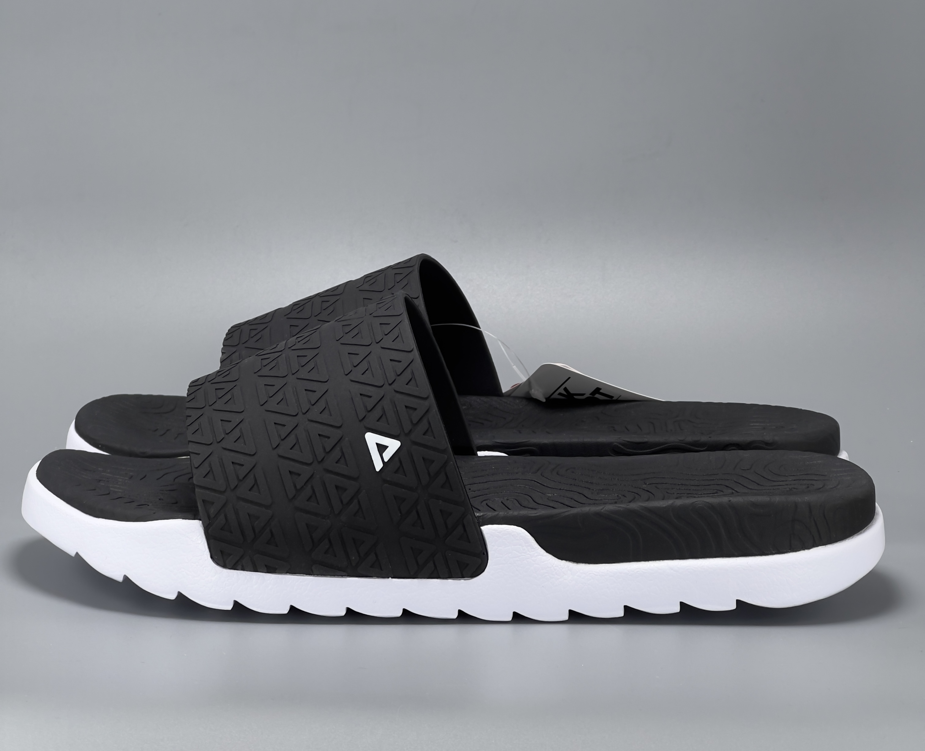 PEAK SLIPERS BLACK WHITE