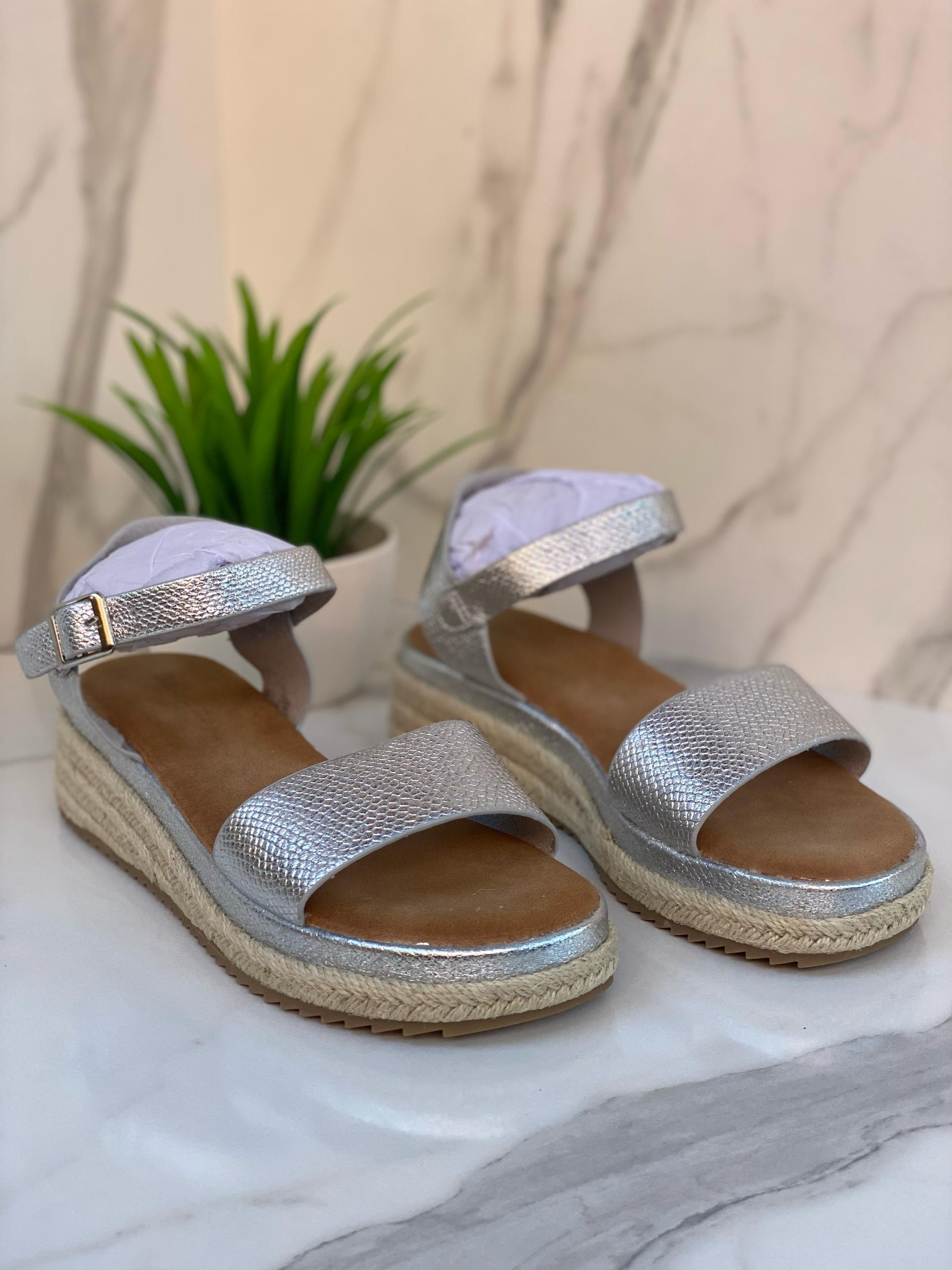 Sandales compensées argentées brillantes – Glamour Estival