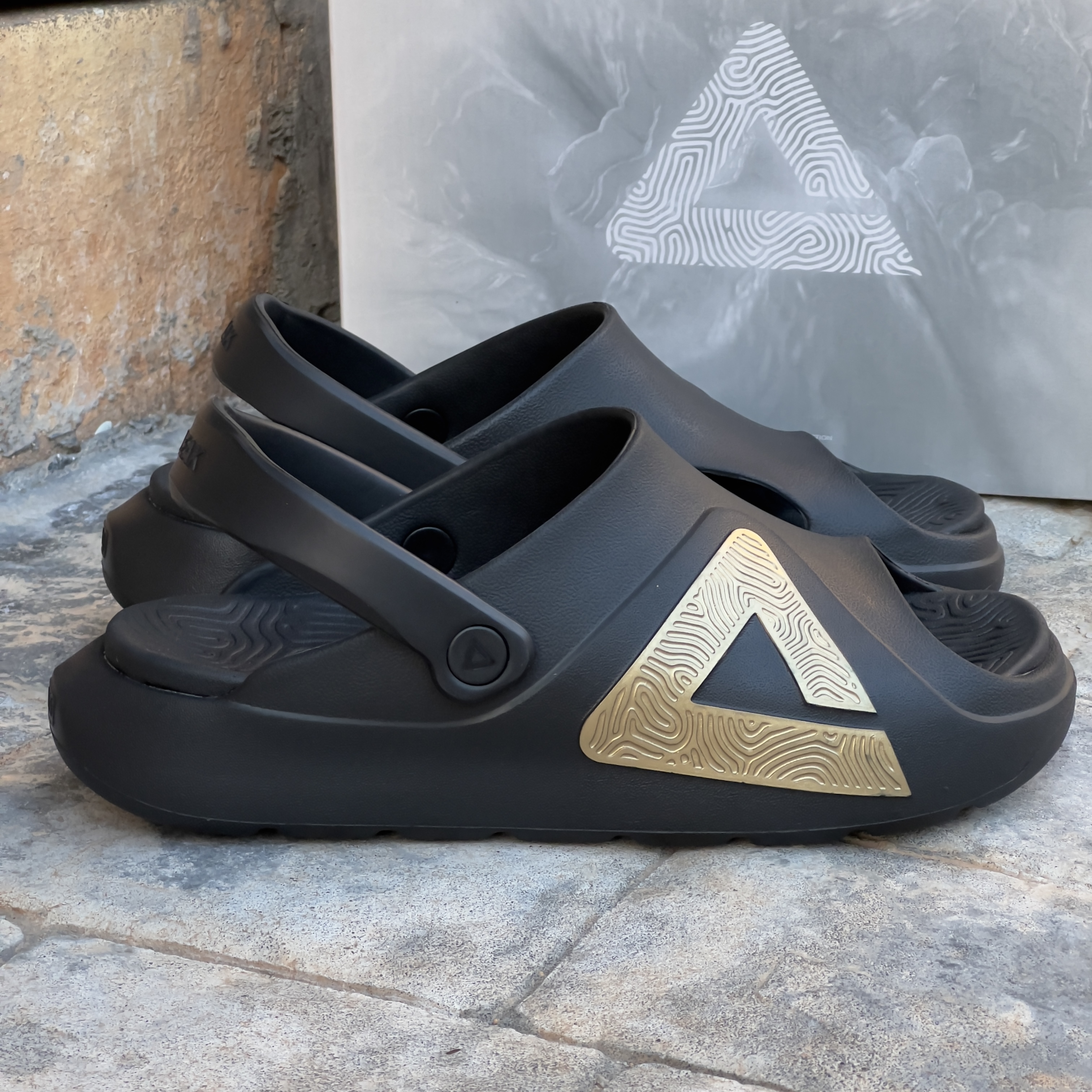 PEAK SANDAL BLACK GOLD 