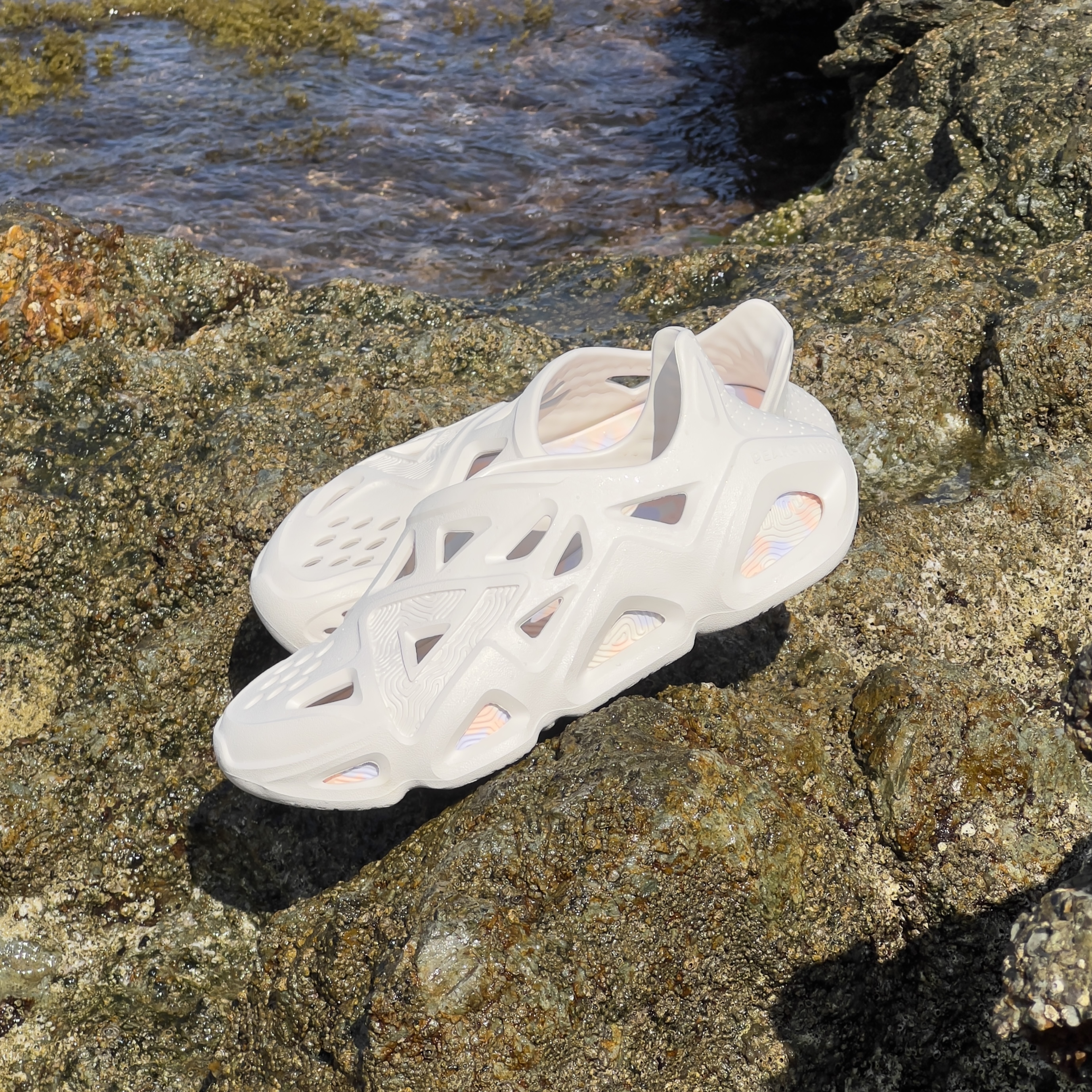 PEAK CROCS CANVAS WHITE 