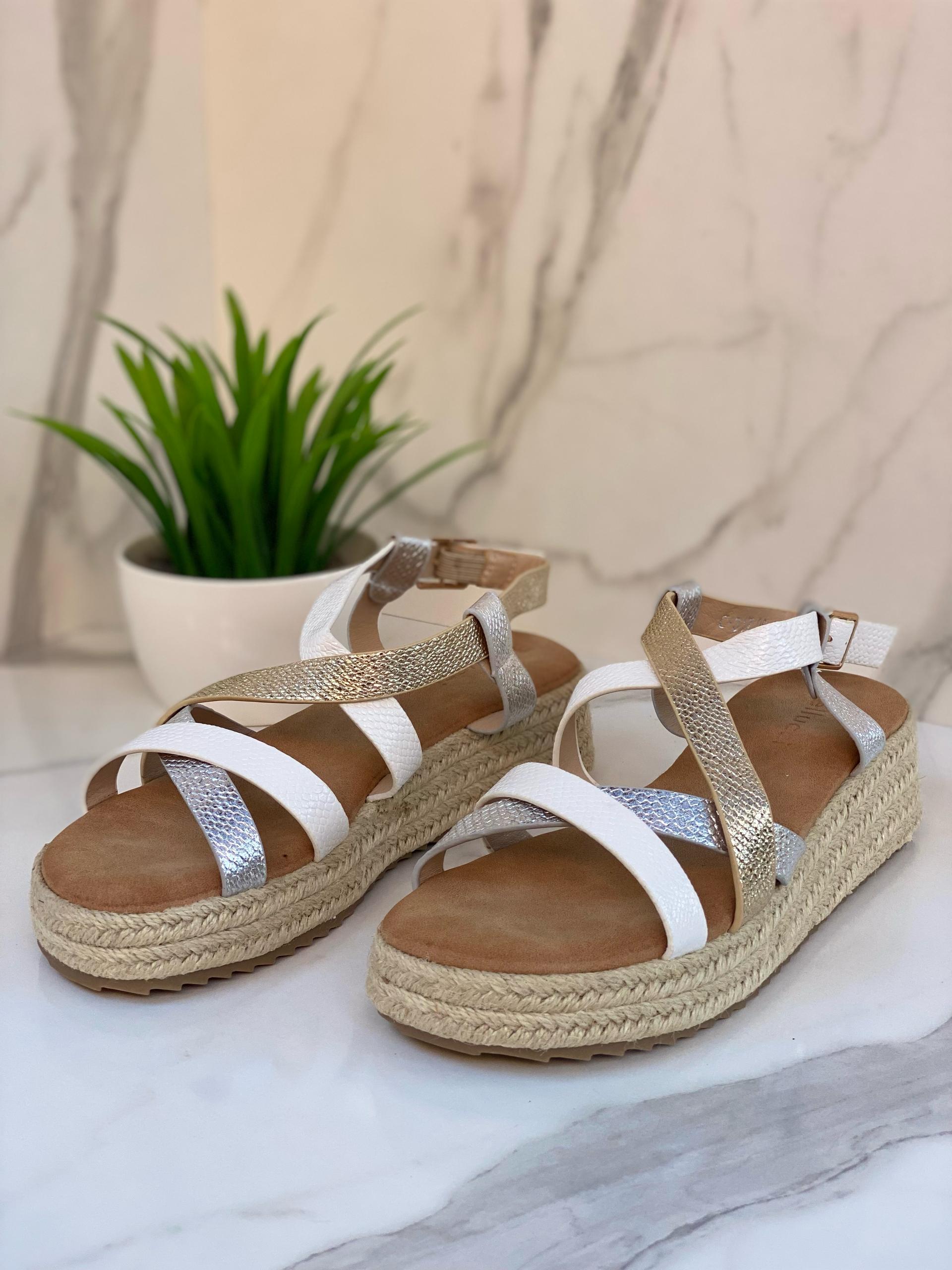 Sandales compensées tressées blanches & dorées – Édition Élégance