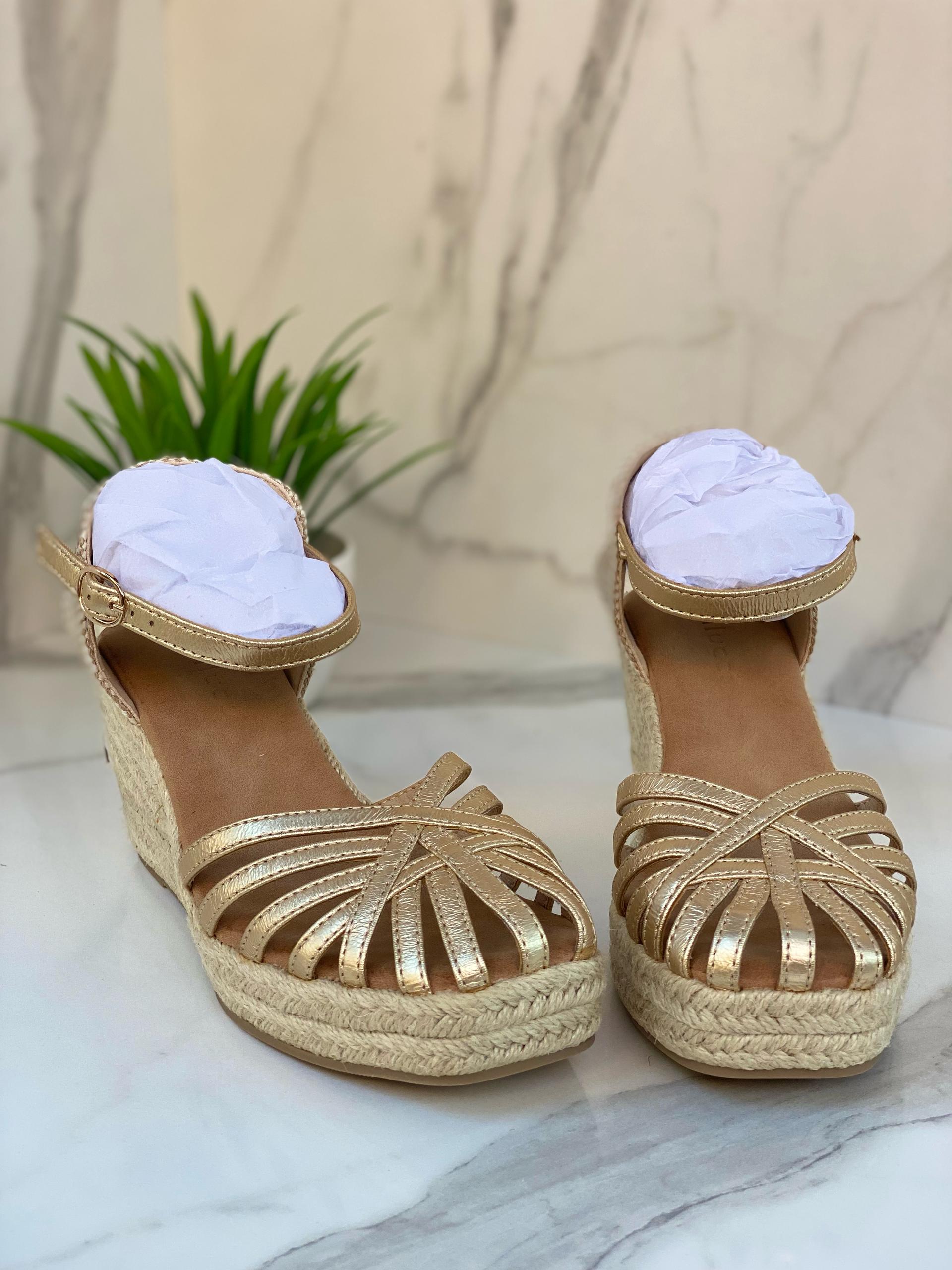 Sandales compensées dorées – Modèle Brillance d’Été