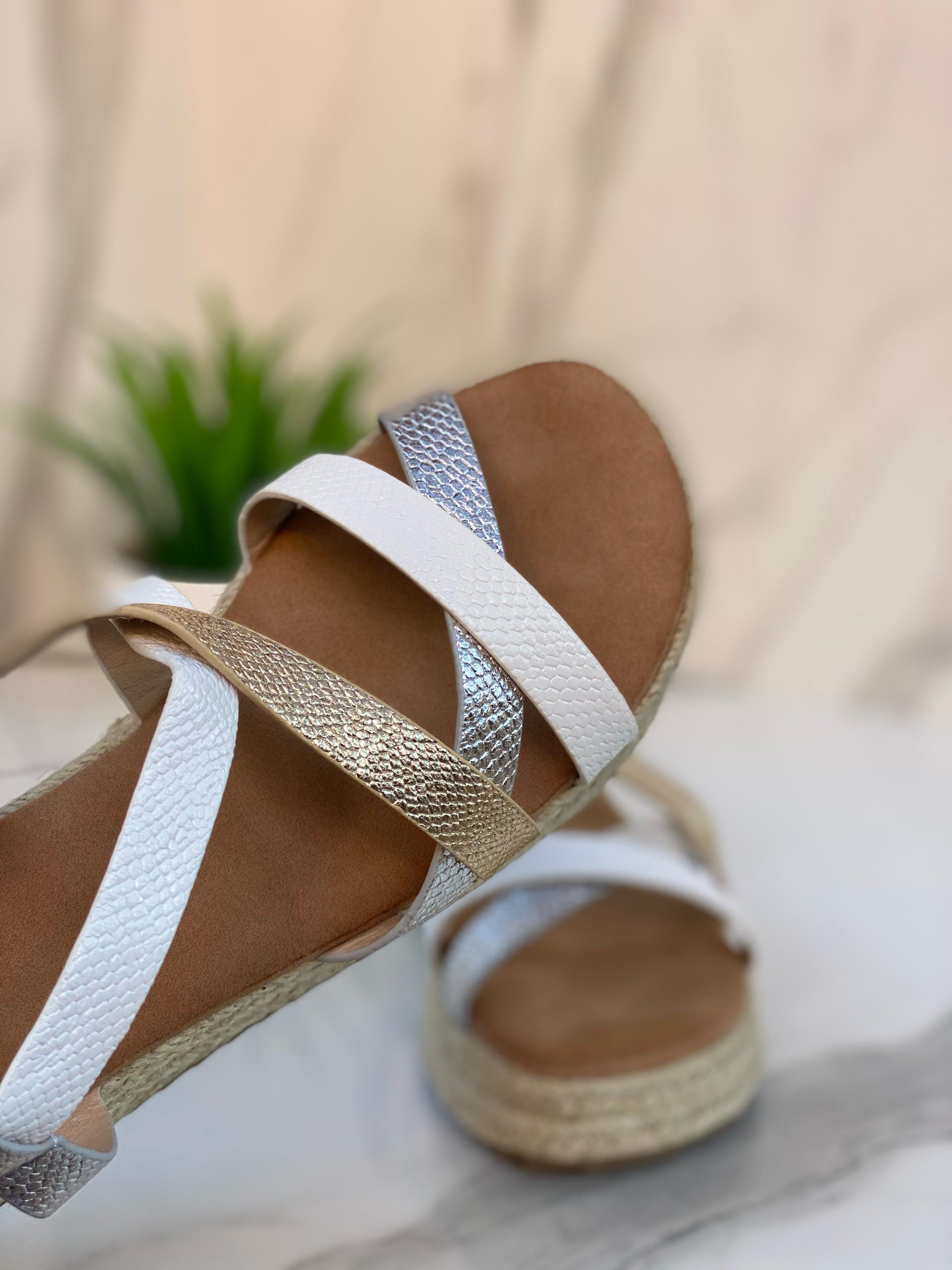 Sandales compensées tressées blanches & dorées – Édition Élégance