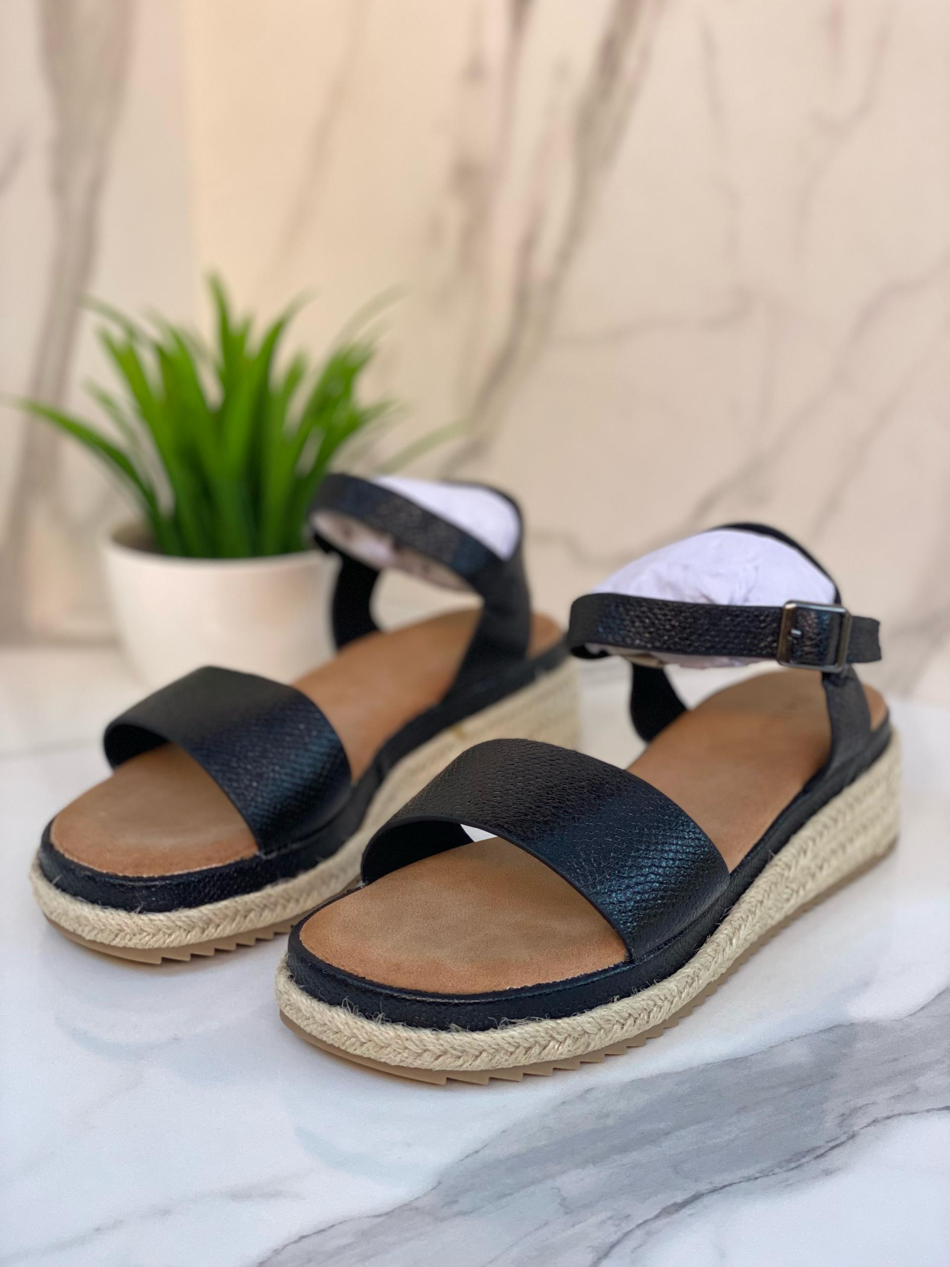Sandales compensées noires classiques – Élégance urbaine