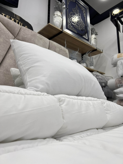 couette blanche deux places  ( TEXTILA) , dimension 220/240 CM + زوج مخدات أورطوبيديك مجاناً