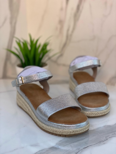 Sandales compensées argentées brillantes – Glamour Estival