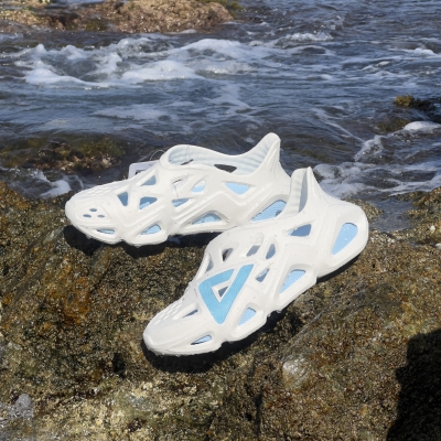 PEAK CROCS WHITE ICE BLIE