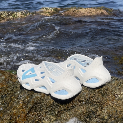 PEAK CROCS WHITE ICE BLIE