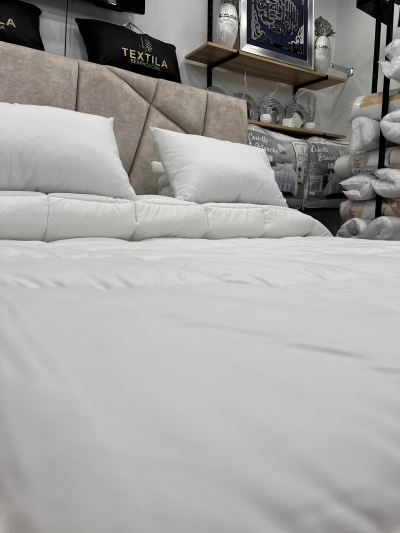 couette blanche une place ( TEXTILA) , dimension 160/220 CM + زوج مخدات أورطوبيديك مجاناً