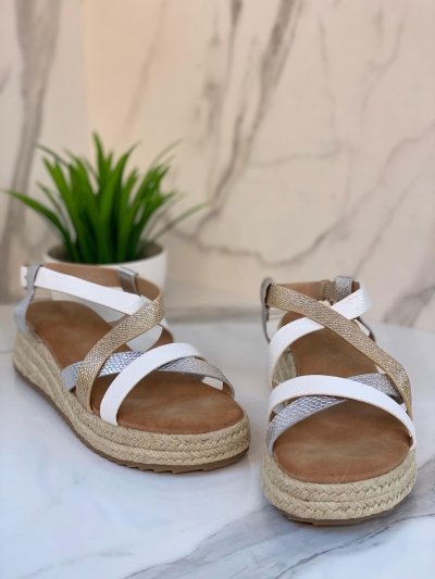 Sandales compensées tressées blanches & dorées – Édition Élégance