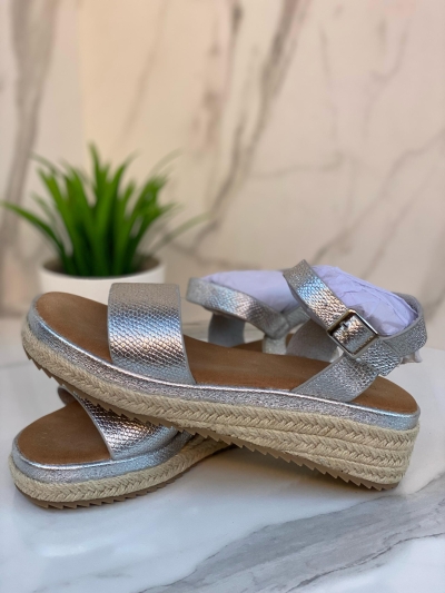 Sandales compensées argentées brillantes – Glamour Estival