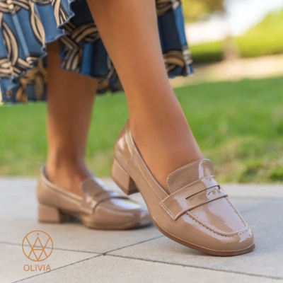 Mocassins minimalistes en cuir verni beige