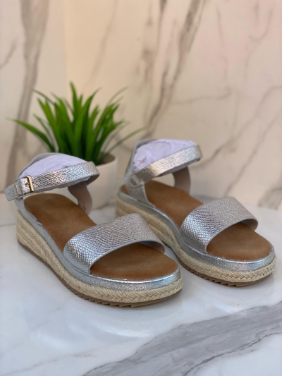 Sandales compensées argentées brillantes – Glamour Estival