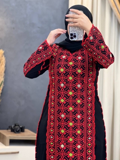 ثوب العِز بالطرز الأحمر