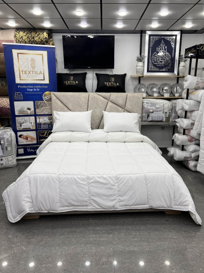 couette blanche deux places  ( TEXTILA) , dimension 240/260 CM + زوج مخدات أورطوبيديك مجاناً