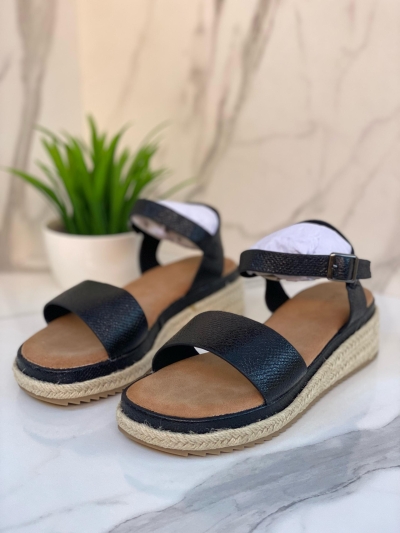 Sandales compensées noires classiques – Élégance urbaine